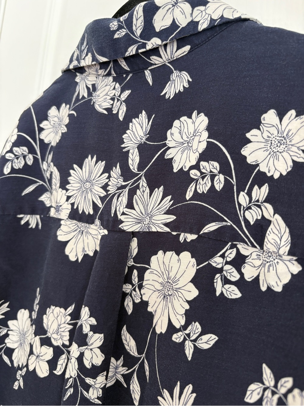 Loft Navy and White Floral V-Neck Long Sleeve Blouse Size XS - Picture 4 of 7